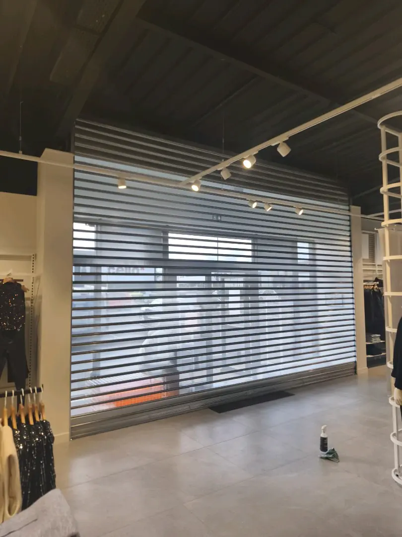Rideau transparent en polycarbonate